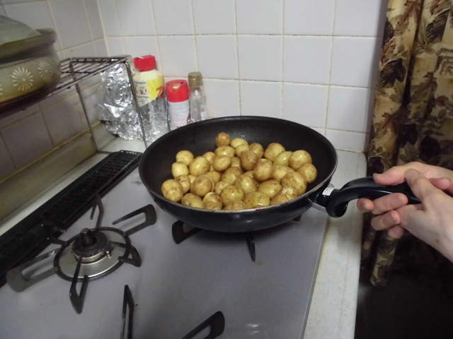 Put the potatoes into the pan.