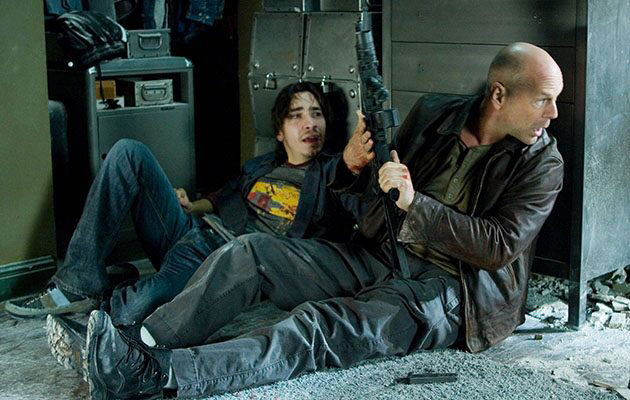 Justin Long & Bruce Willis in Die Hard 4.0