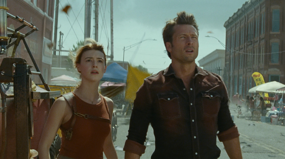 Daisy Edgar-Jones & Glen Powell in Twisters