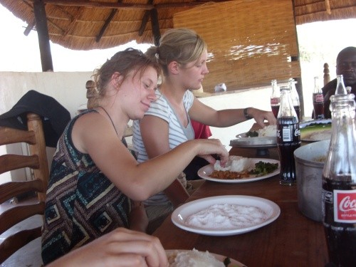 Hanna und ich beim Nsima essen, mit der Hand