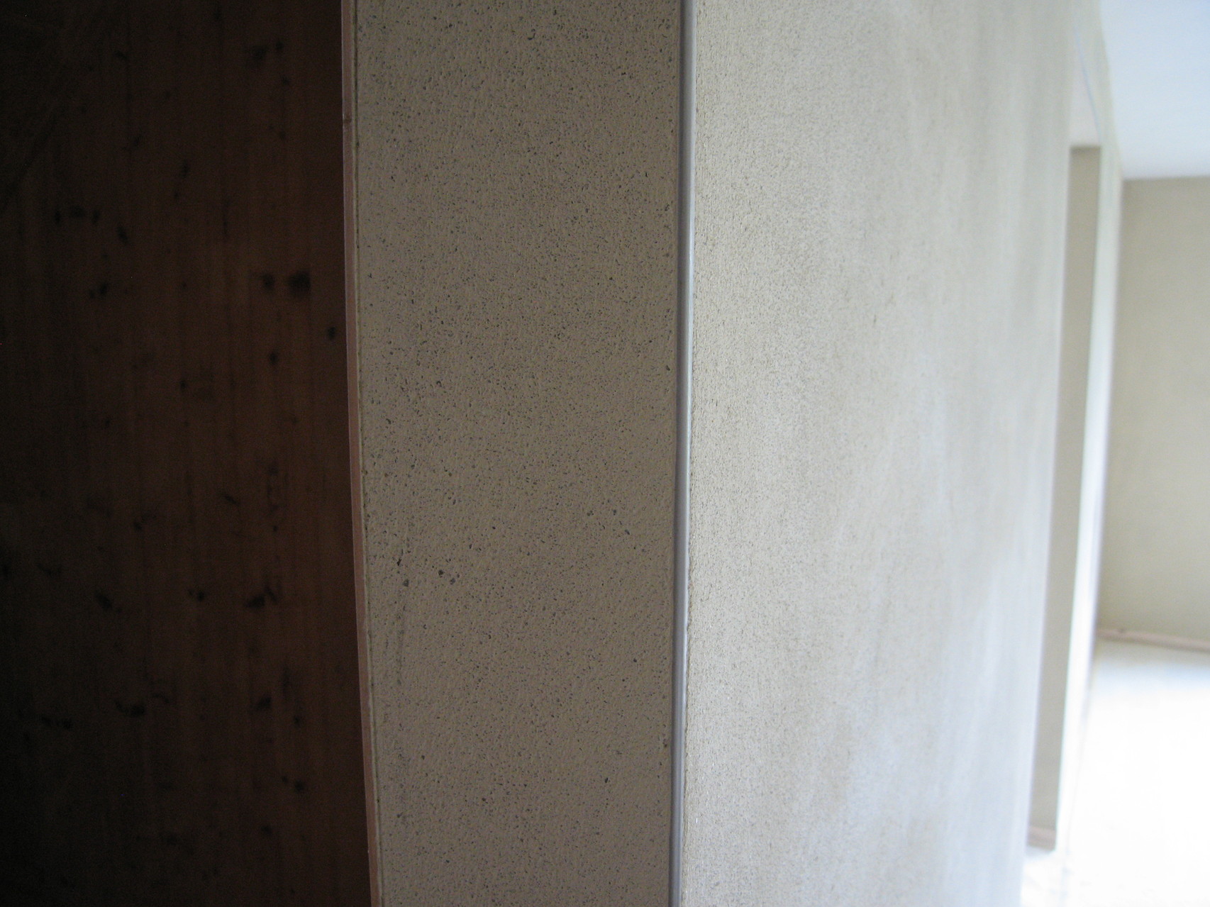 Lehmverputzte Wände. Boden aus mondphasengerecht geschlagenem