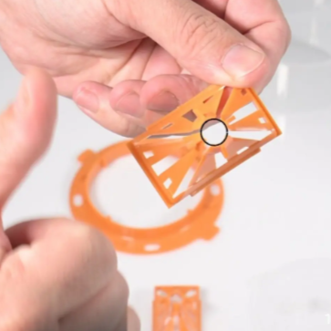 Le cône d'entrée orange du piège Good4Bees est assoupli et opérationnel.