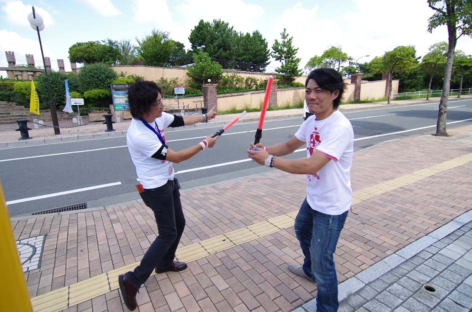 軽快な棒さばきで、来場者の安全を守るデルスラーラのみなさん(^^♪