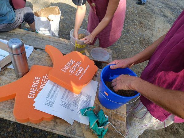 Vorbereitung des Saatgutes Es musste Sand untergemischt werden.