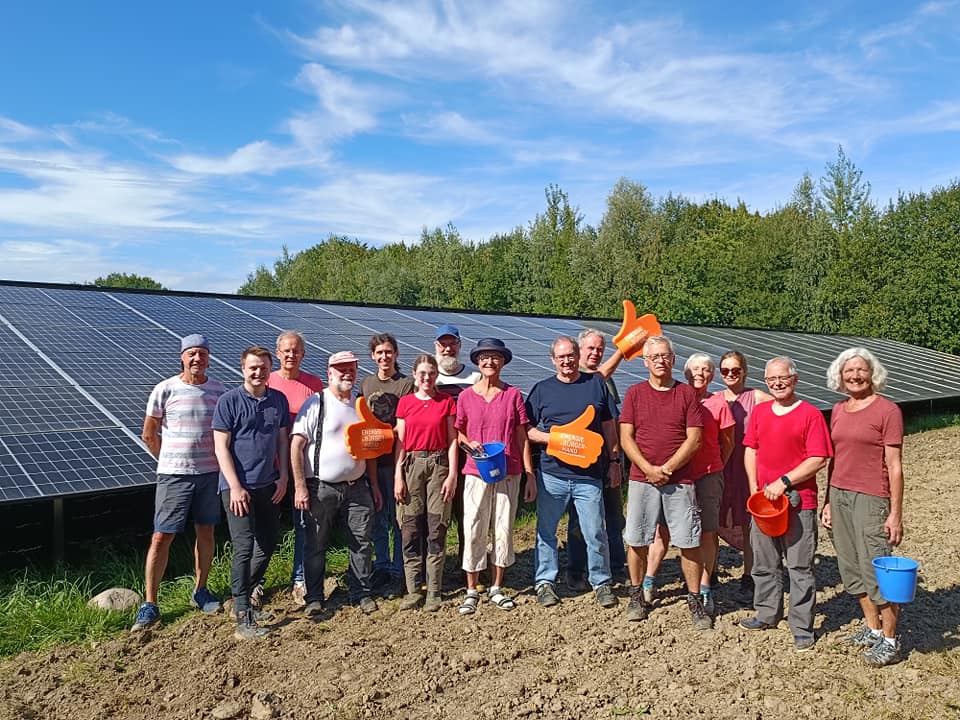 Alle Teilnehmer vor PV-Modulen