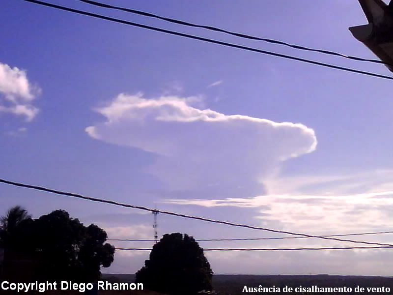 Nuvem Cumulonimbus com ausência de cisalhamento de vento, vista em João Pessoa, Paraíba, em 14/03/2009.