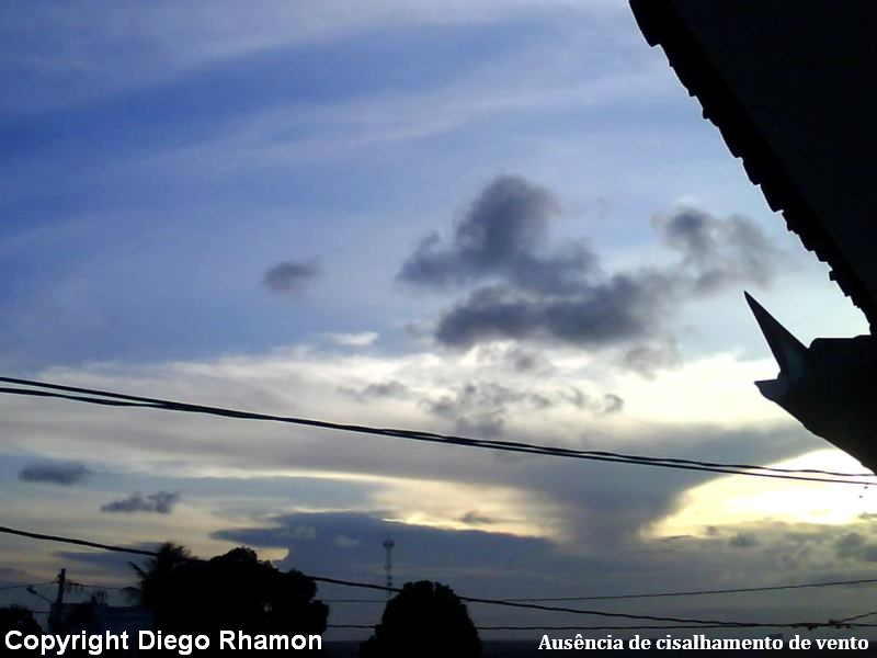 A mesma nuvem Cumulonimbus com ausência de cisalhamento de vento, duas horas depois, vista em João Pessoa, Paraíba, em 14/03/2009.