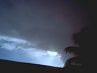 Nimbostratus, raios solares e cortinas de chuva em 02/07/2009.