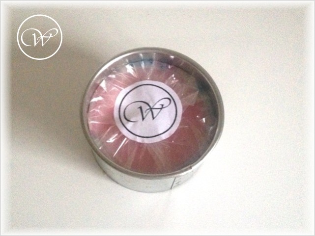 Cellophan mit Sticker (oder Klebeband) fixieren.