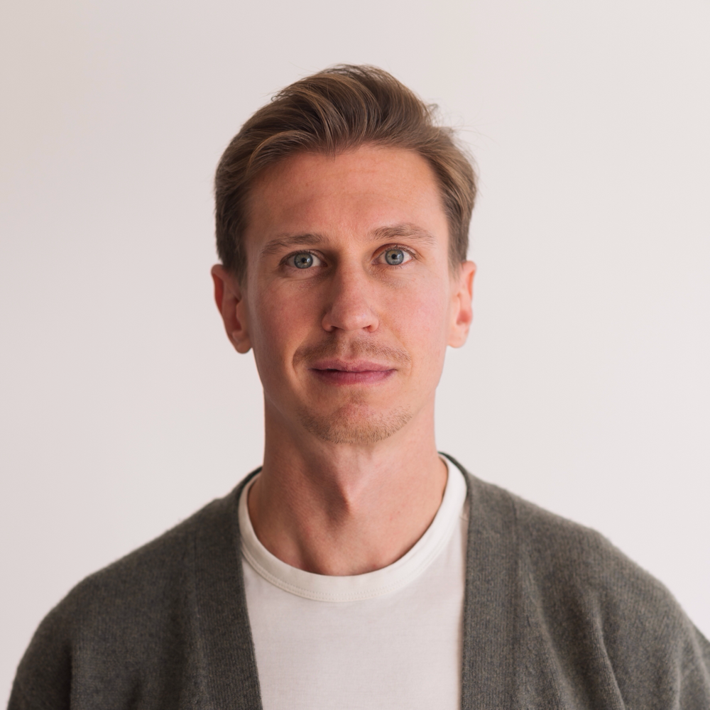 Osteopath Sören Gnoss demonstriert eine craniale Technik an einem Schädelknochenmodell – gezielte Behandlung zur Lösung von Blockaden und Förderung der Gesundheit. Craniosakrale Osteopathie für ganzheitliche Therapieansätze und präzise Diagnosen
