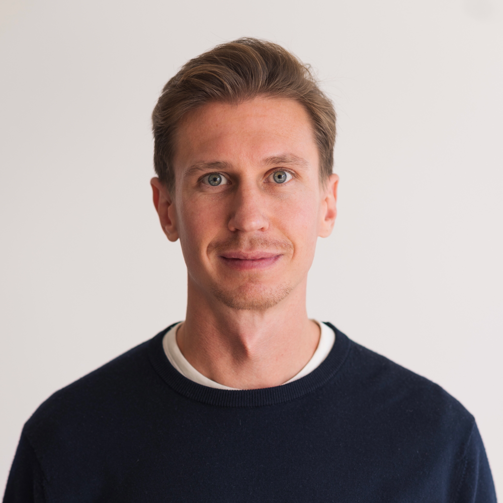 Osteopath Sören Gnoss umarmt ein Skelett – humorvolle Darstellung seiner Expertise in Anatomie und ganzheitlicher Osteopathie. Mit Fachwissen und einem ganzheitlichen Ansatz sorgt er für Gesundheit und Beweglichkeit seiner Patienten