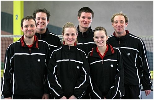 Abschluss-Foto der erfolgreichen ersten Mannschaft nach dem Spiel gegen Dossenheim hinten v.l.n.r.: Andreas, Michael und Thomas vorne v.l.n.r.: Daniel, Heike und Natalie