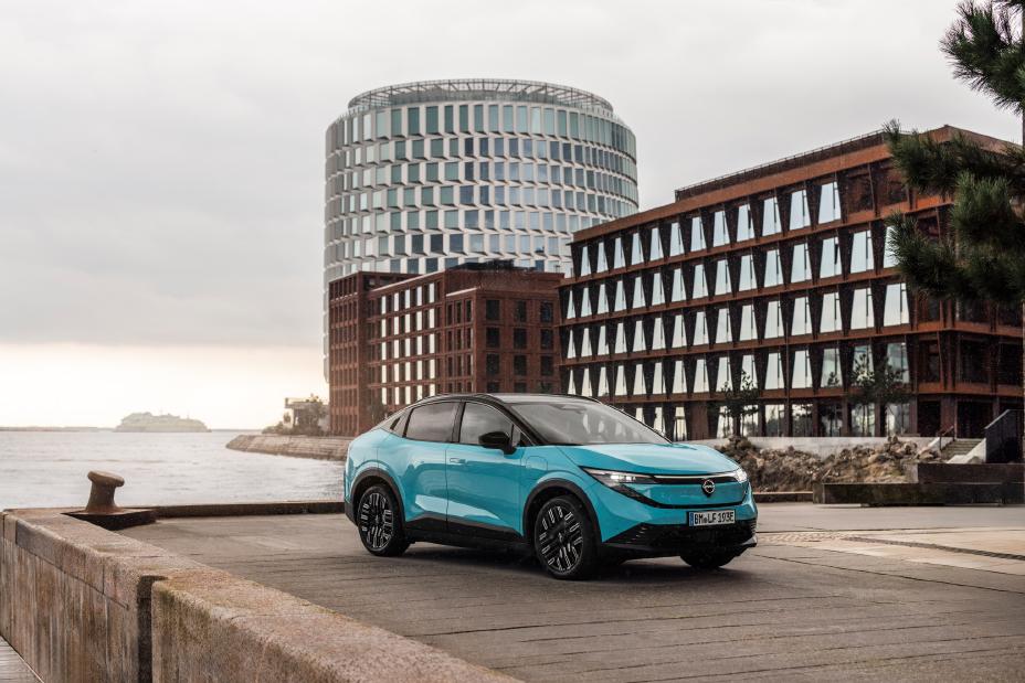 La toute nouvelle LEAF prend la route avec une autonomie exceptionnelle de 622 km, une technologie de pointe et un design aérodynamique et élégant