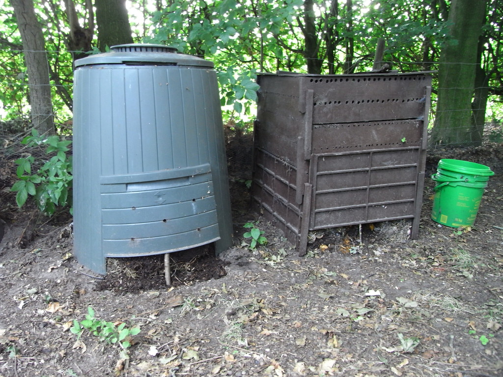 Leicht geöffnete Kompostbehälter werden von Igeln gerne aufgesucht.