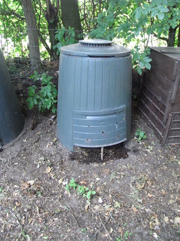 Leicht geöffnete Kompostbehälter werden von Igeln gerne aufgesucht.