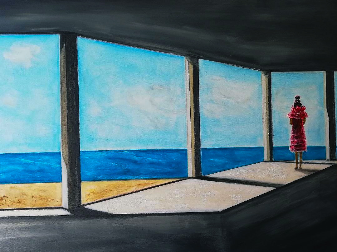 Ruhige Darstellung eines Mädchens vor großen Fenstern mit Blick auf das Meer und den Himmel