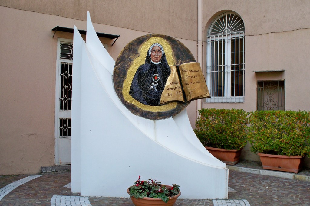 Piazza Giovanni Pisa - Monumento a Madre Giulia Salzano