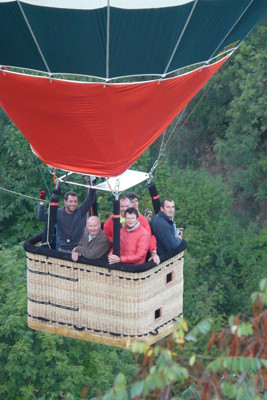 LE VOL DECOUVERTE   Avec notre formule « Vol Montgolfière Découverte »,  prenez place à bord de nos montgolfières accueillant  chacune au maximum 5 ou 6 passagers, privilégiant ainsi  l'échange avec notre équipe. Partagez un moment convivial