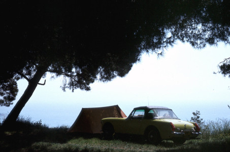 Wildes Zelten bei einer Spitzkehre der Grand Corniche oberhalb vom Fürstentum Monaco, 1977.  Farbdiapositiv 24 x 36 mm; © Johann G. Mairhofer 1977.
