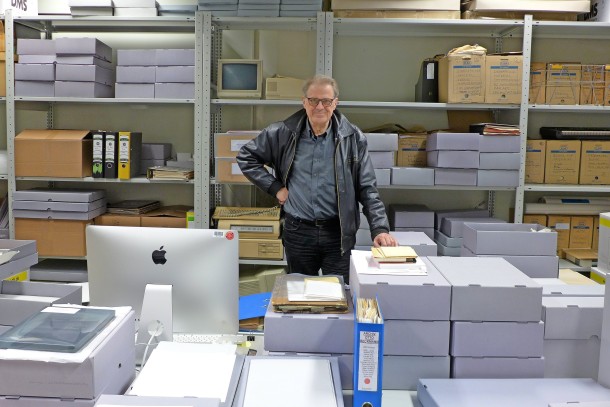 Andreas Müller-Pohle in seinem Atelier. Foto von Freddy Langer 2023.