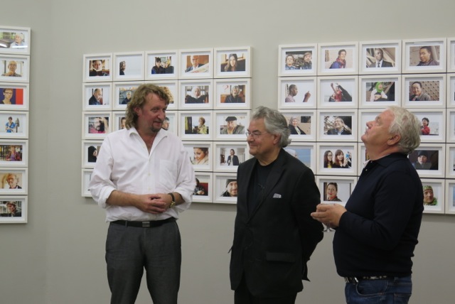 Gunther Dietrich, Klaus Honnef und Hans Jürgen Raabe  bei der Eröffnung 990 faces in der Photo Edition Berlin 2012.