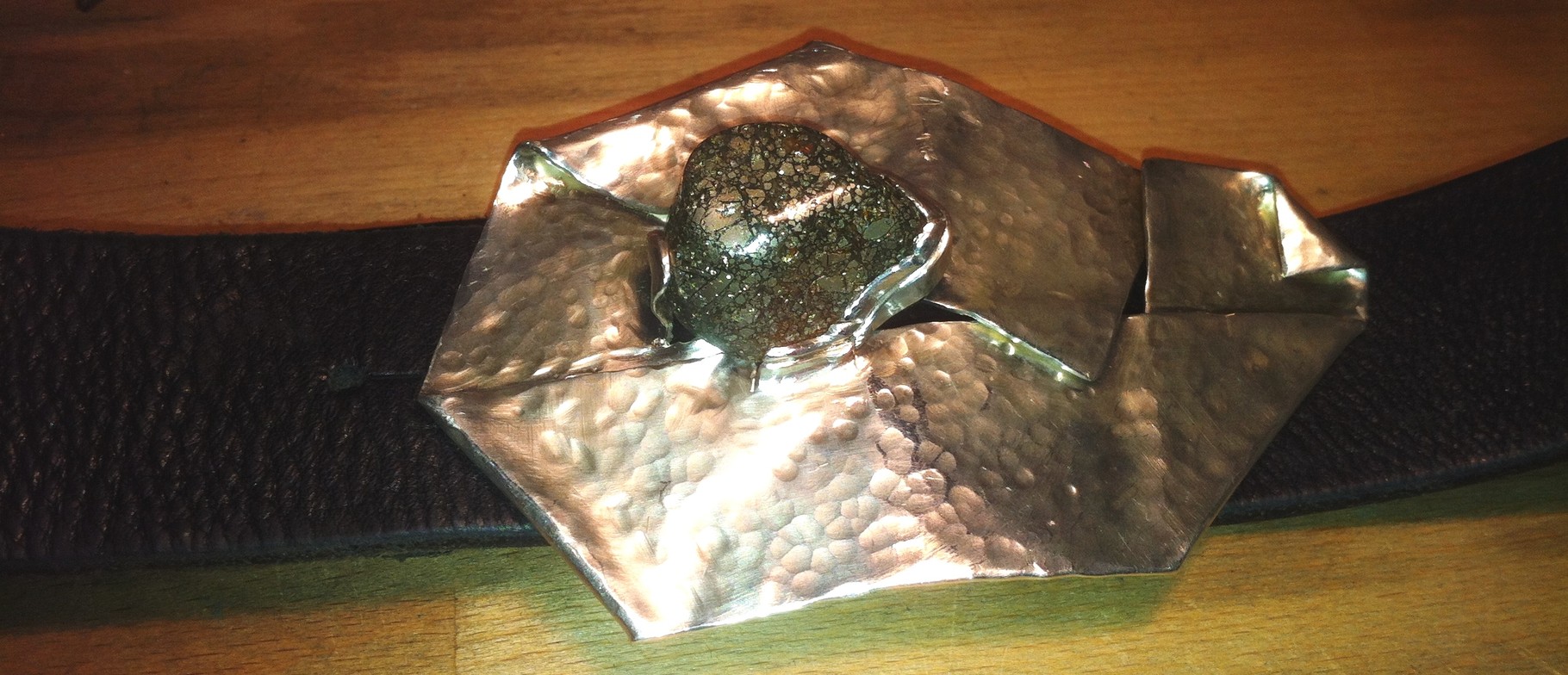 Massive Silber-Gürtelschnalle, gefaltet um einen natürlichen "Pyrit-Kern" - Gewicht: insgesamt 60 g (925 Sterlingsilber) Preis: CHF 420.-