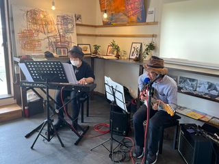 生徒さん保護者さまのギター＆私のピアノ「青の日」イベントにて演奏させていただきました