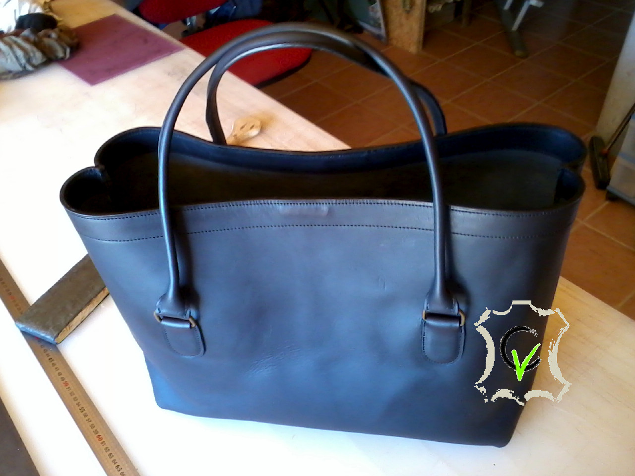 sac à main en cuir tannage végétal anthracite de type cabas, sans doublure