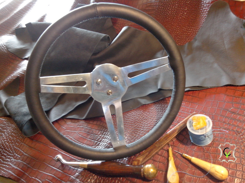 gainage en cuir sur un volant de voiture Marcadier