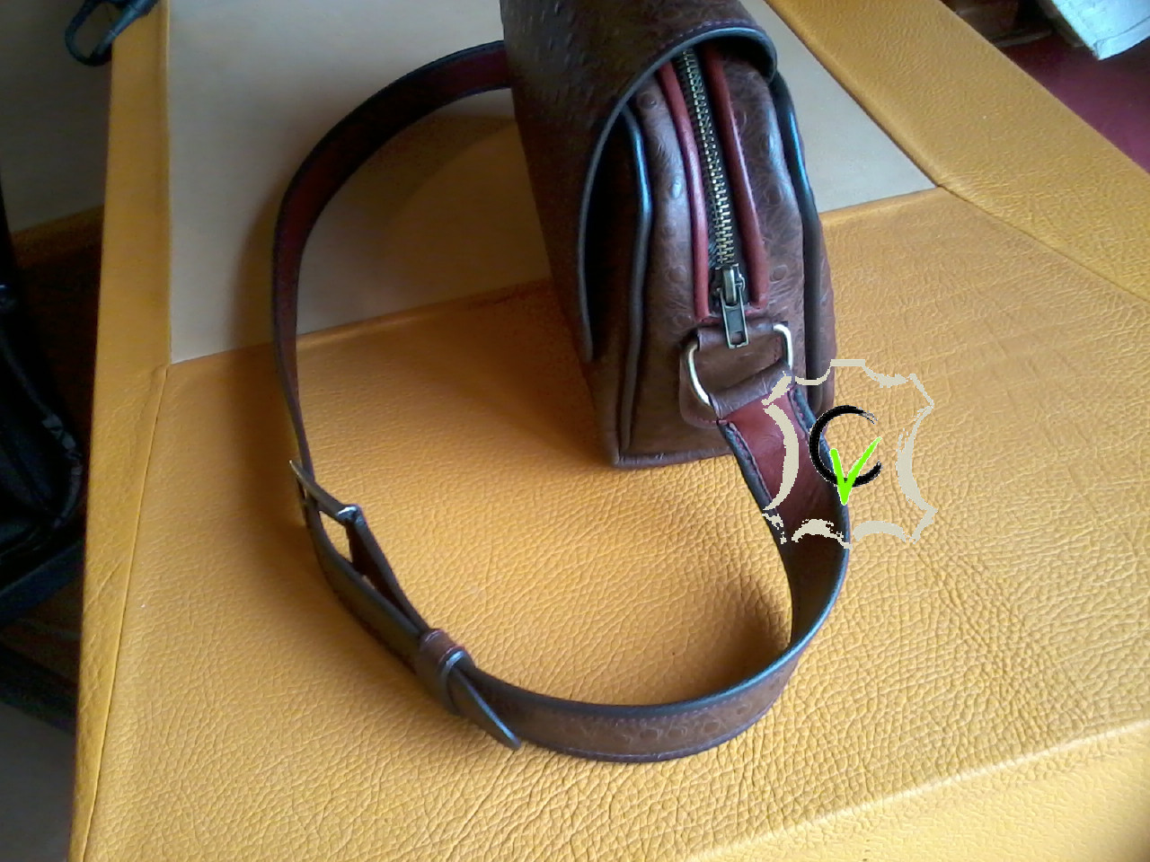 sac à main en cuir brun imitation autruche doublé mouton rouge brique