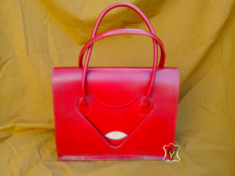Sac à main en cuir bovin tannage végétal rouge, montage sellier