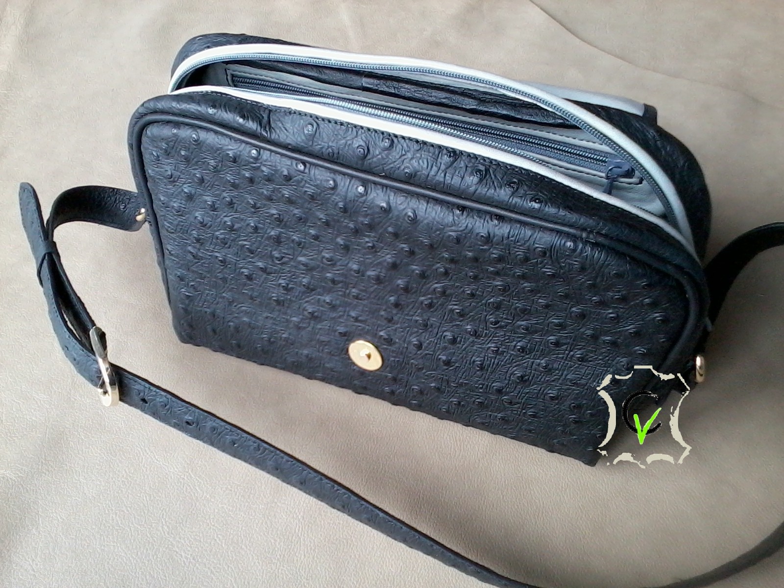 sac à main en cuir noir imitation autruche doublé mouton gris