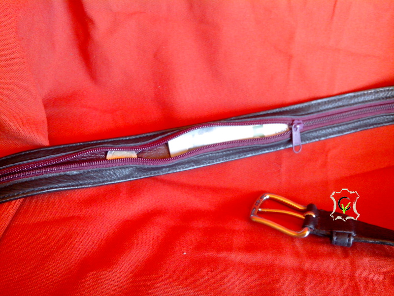 Sous l'apparence d'une ceinture normale, cette ceinture à une poche dans la doublure afin d'y glisser votre argent lors de voyage. 