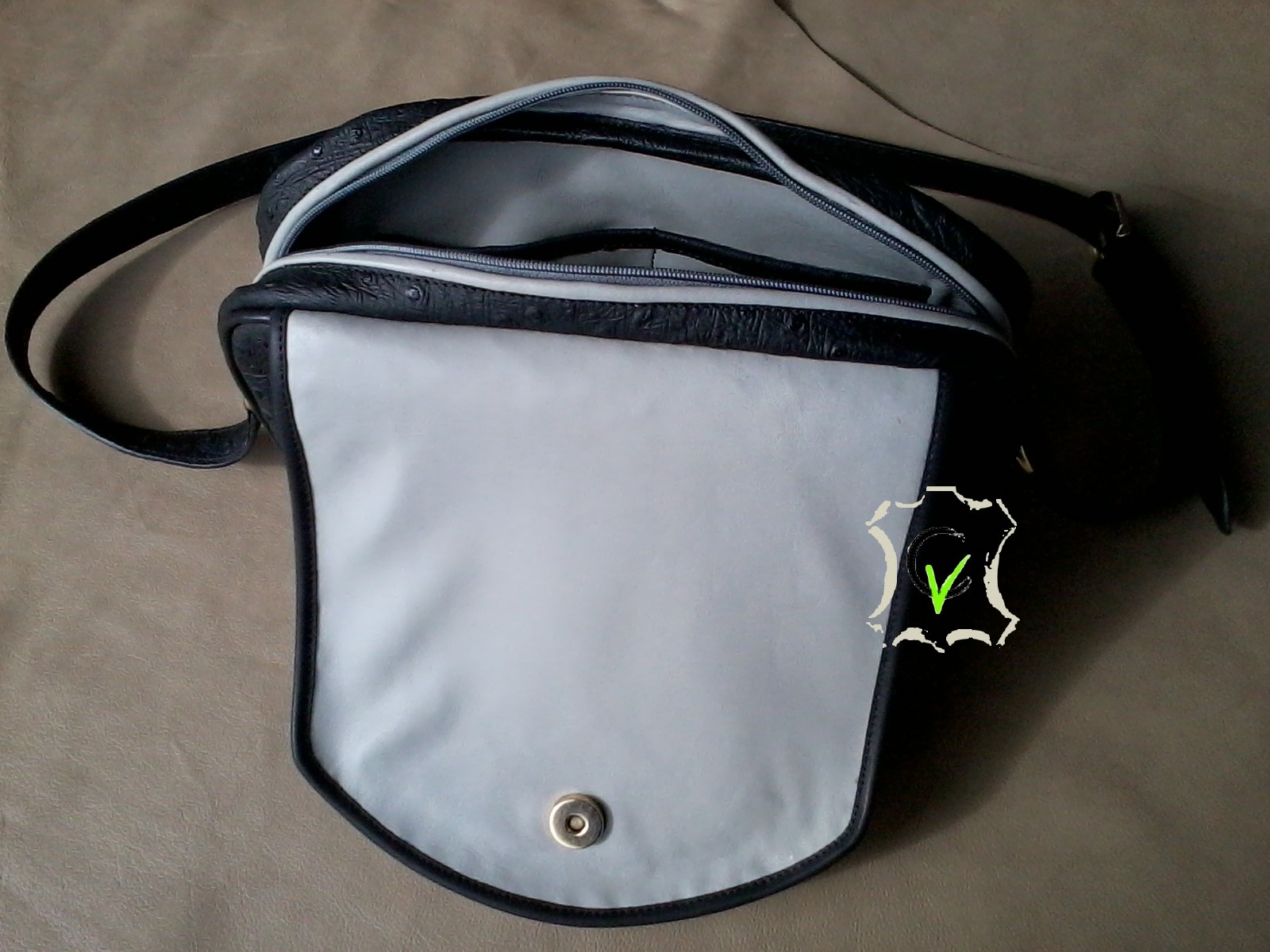 sac à main en cuir noir imitation autruche doublé mouton gris