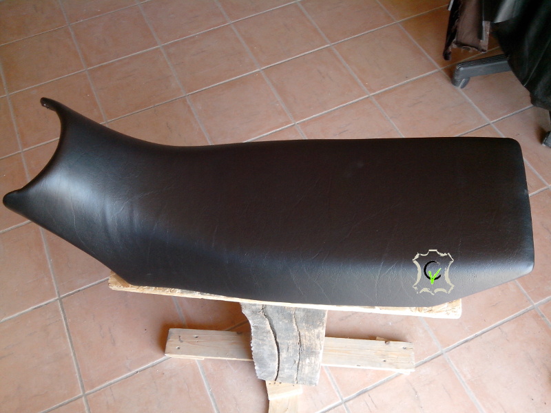 selle de moto recouverte avec du simili cuir
