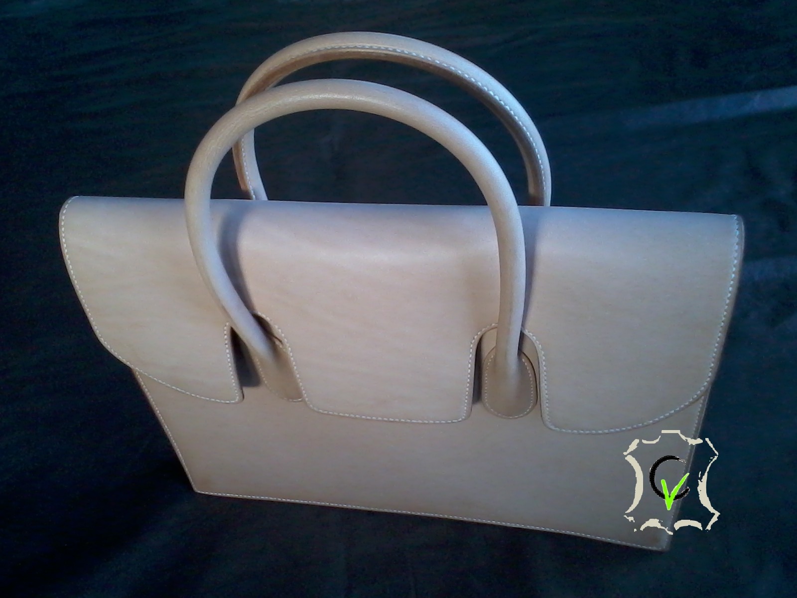 porte documents en cuir tannage végétal doublé mouton velour brun, cousu main avec fil de lin blanc