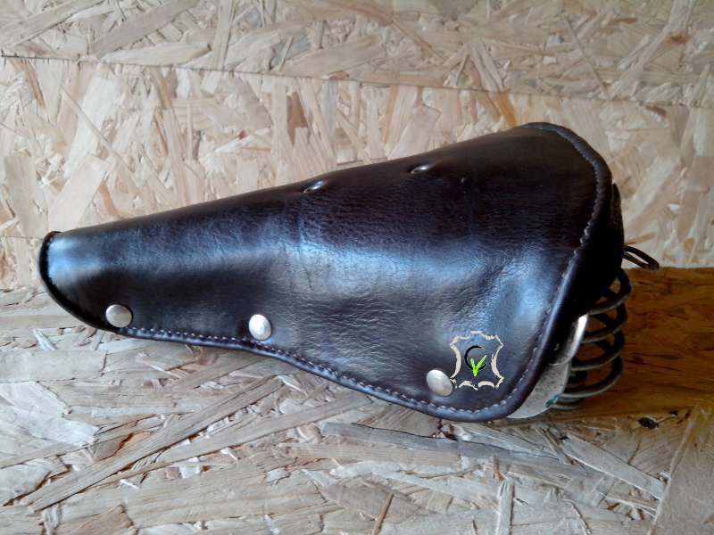 selle de vélo en cuir tendu sur une arature métallique