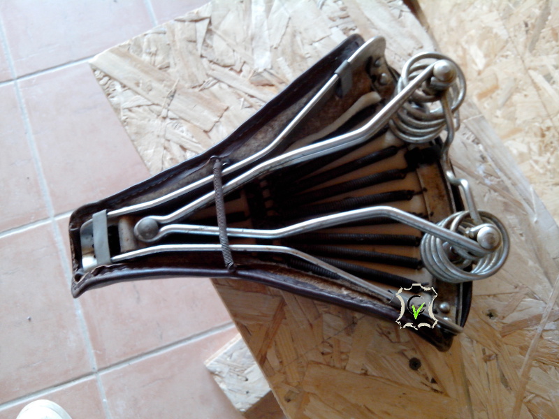 selle de vélo en cuir tendu sur une arature métallique