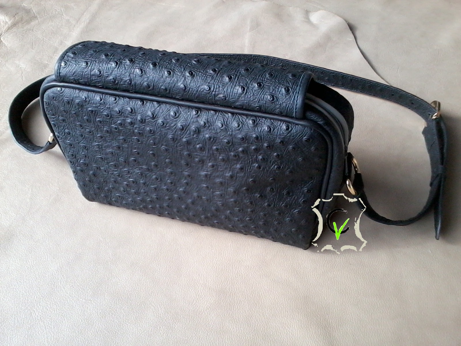 sac à main en cuir noir imitation autruche doublé mouton gris