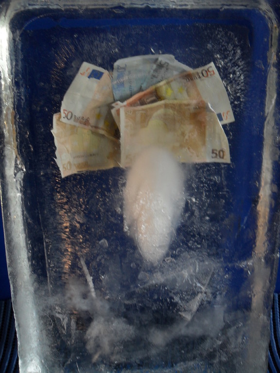Einfrierung: Geldscheine im Eisblock