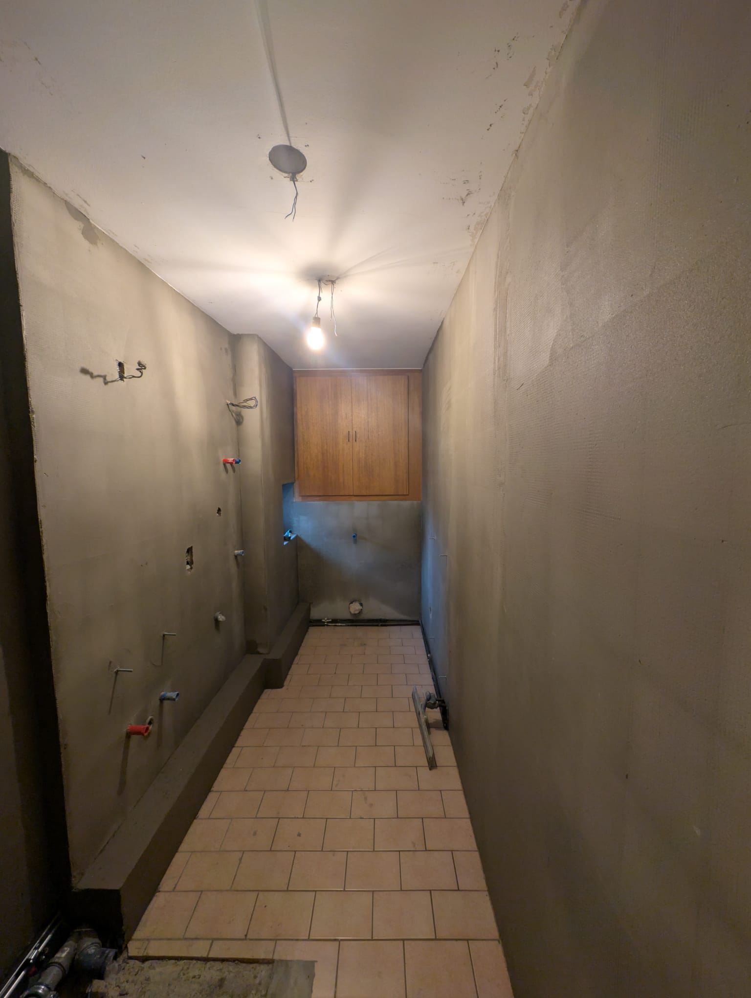 Die Wand sind armiert, jetzt kommt der Boden dran.