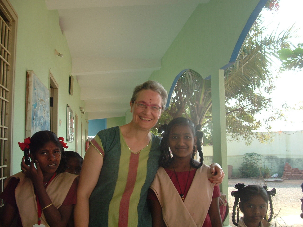 Photo souvenir avec les filles du centre Suvasam à Somasipadi - Janvier 2014
