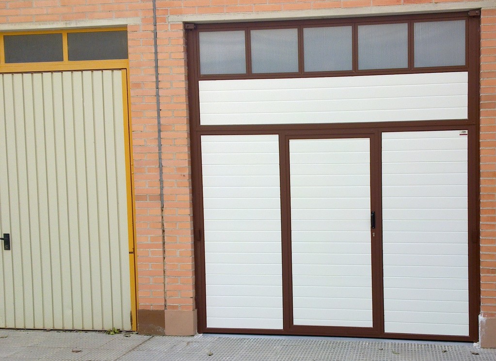 basculante blanca- marron con acristalado y puerta de servicio