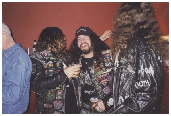 v.l.n.r. Gründer und heutiger Ehrenpräsident Markus, 'Thrasher', heute stellvertretender Vorstand und Tino, heute geschäftsführender Vorstand, '99 oder 2000 in Hoorn/ Holland auf dem Heavy Metal Maniacs Festival