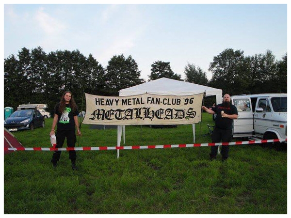 Tino und Ben hissen im Jahre 2011 das alte Clubbanner. Die Geburtsstunde des HMFC Metalheads e.V.