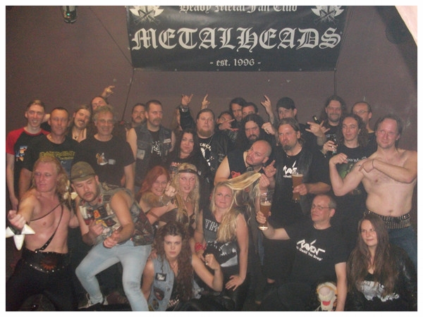 Gruppenfoto vom „Spirit Of Metal“ am 5.9.2015 im Bambi Galore / Hamburg. Bands, Clubmitglieder und Flo, Betreiber des Bambis