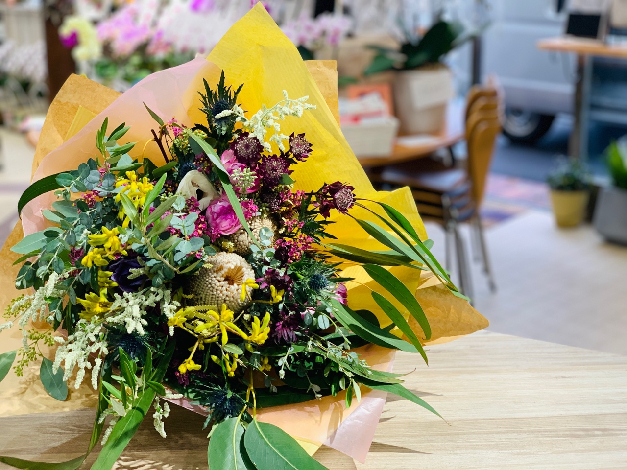 ①お花好きに贈る花束は個性的に