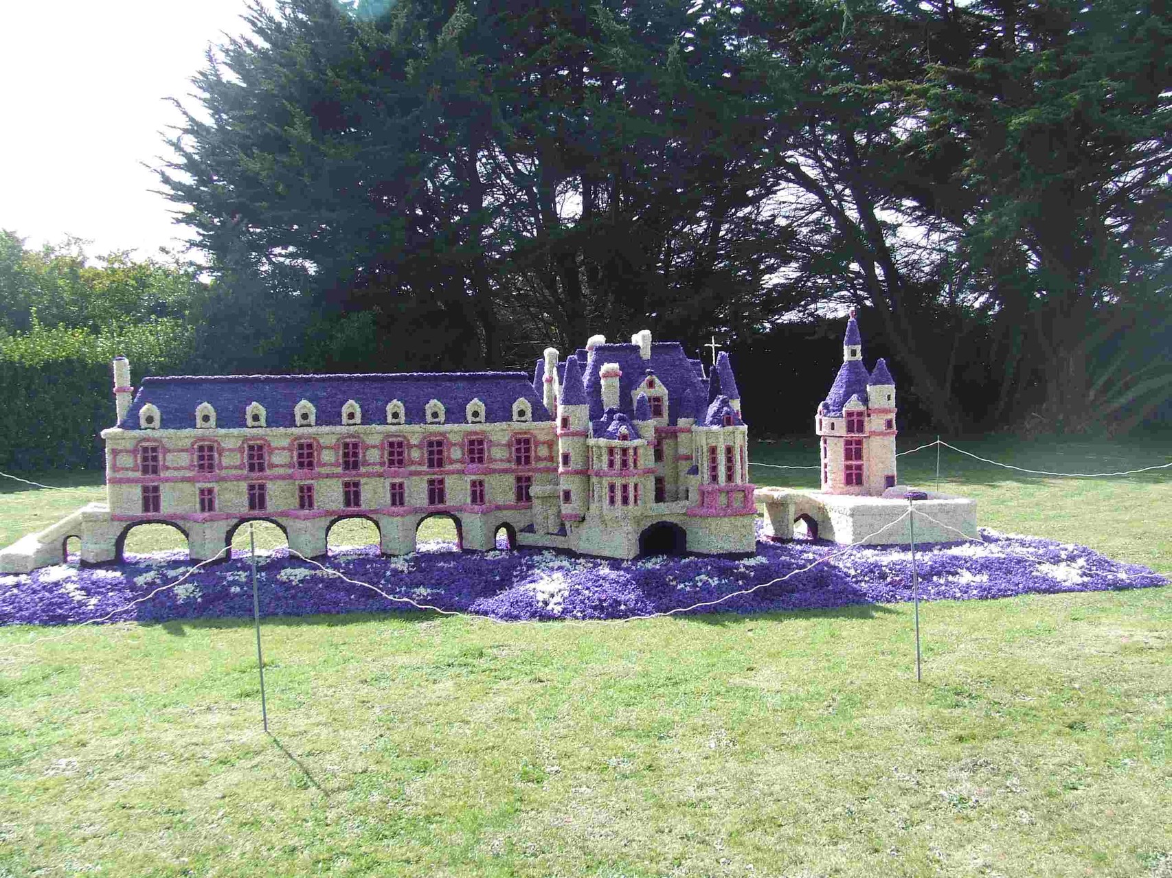 le château de CHENONCEAU en fleurs de jacinthes à La Torche ( © ets Kandoorp)