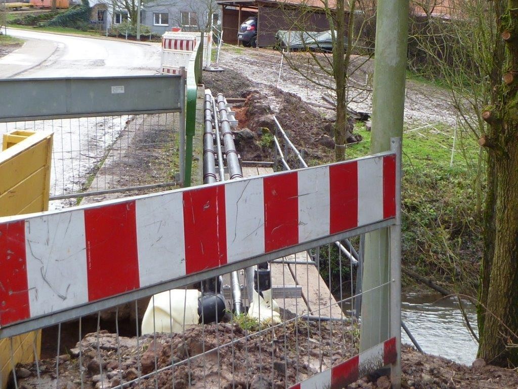 Dörrenbach, Brückwiesstraße, Anschluss und Befestigung der Rohrleitungen an der Osterbrücke   