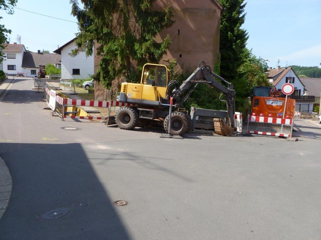 Fürth, Dorfsstraße-Kreuzung Auf der Steige, Tiefbauarbeiten mit Rohrverlegung